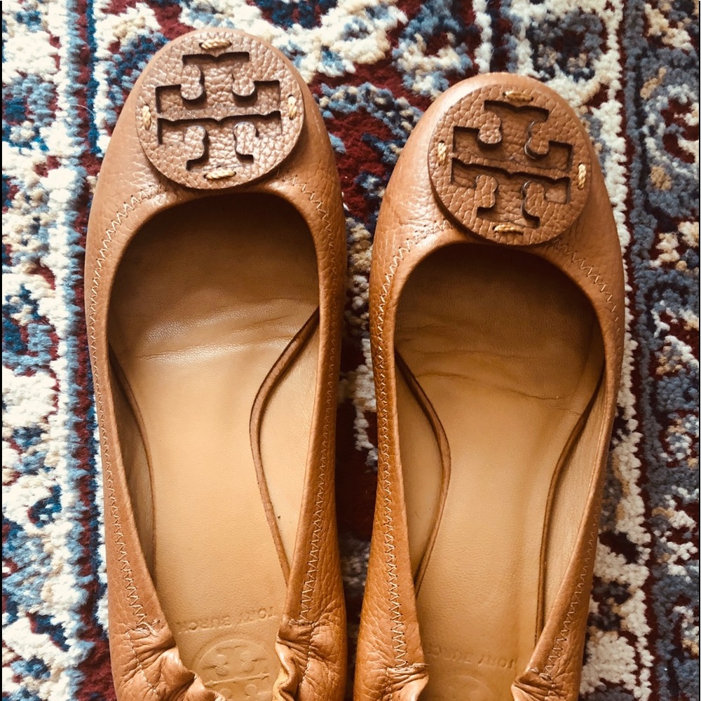 Tory Burch flats fits like 9. (Sz 9.5)caramelColor